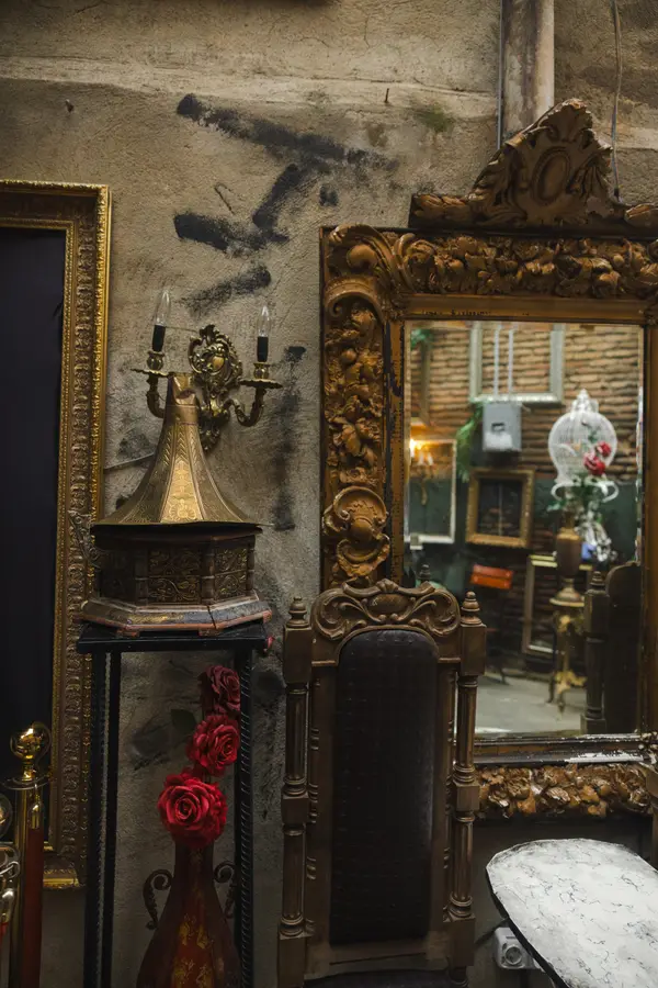 ვინტაჟური სარკე და დეკორი