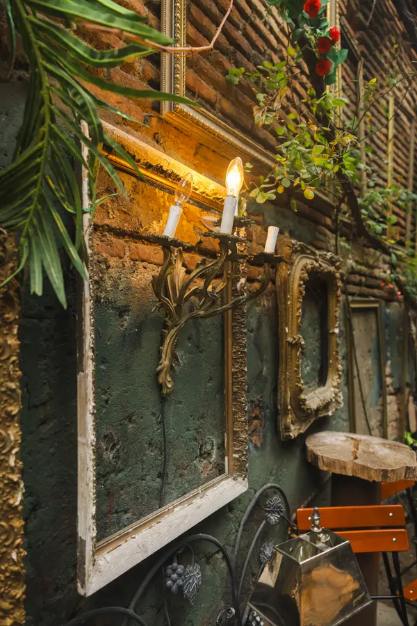 კედლის სანთელი და ჩარჩოები