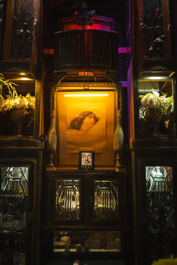 ნახატი და ვინტაჟური კარადა