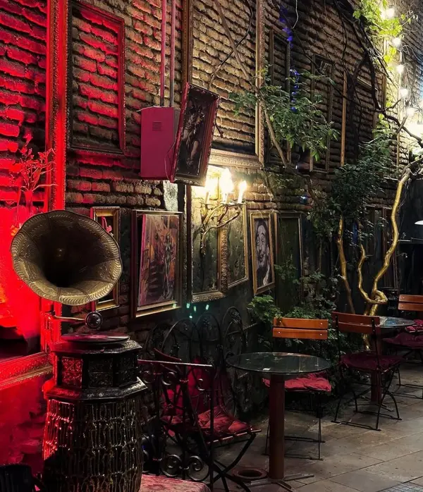 გრამოფონი და აგურის კედელი