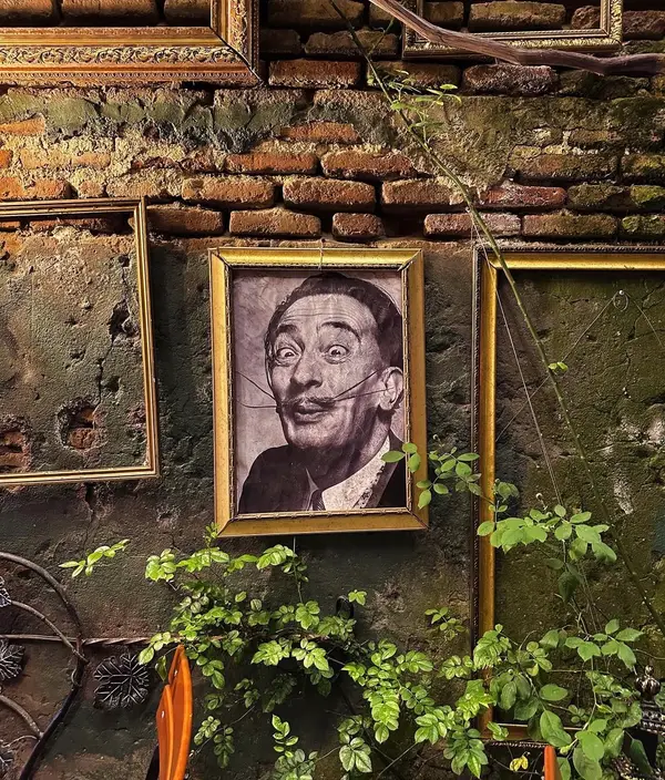 დალის პორტრეტი კედელზე