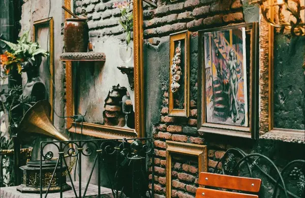 აგურის კედელი და ნახატები