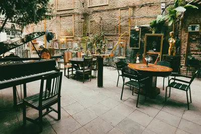 ეზო — პიანო და ვინტაჟური ავეჯი