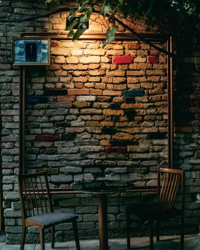 აგურის კედელი სპოტლაითით