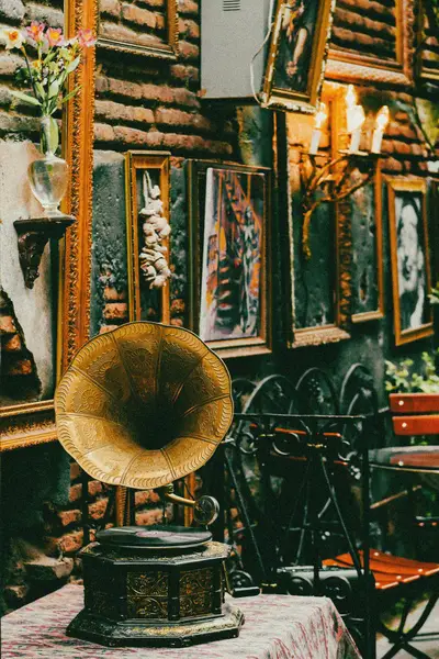 გრამოფონი და ოქროს ჩარჩოები