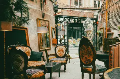 ვინტაჟური სავარძლები ეზოში